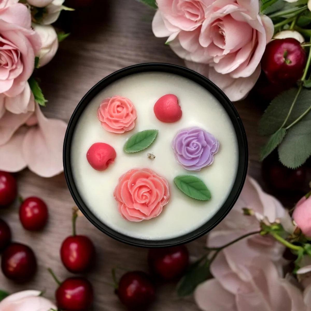 Lumânare decorativă Cherry Rose Blush 200g Lumos Candles cu trandafiri 3D handmade din ceară colorată, arome cireșe negre trandafiri vanilie, lumânare artistică din ceară de soia naturală, creată manual în România, 45 ore ardere