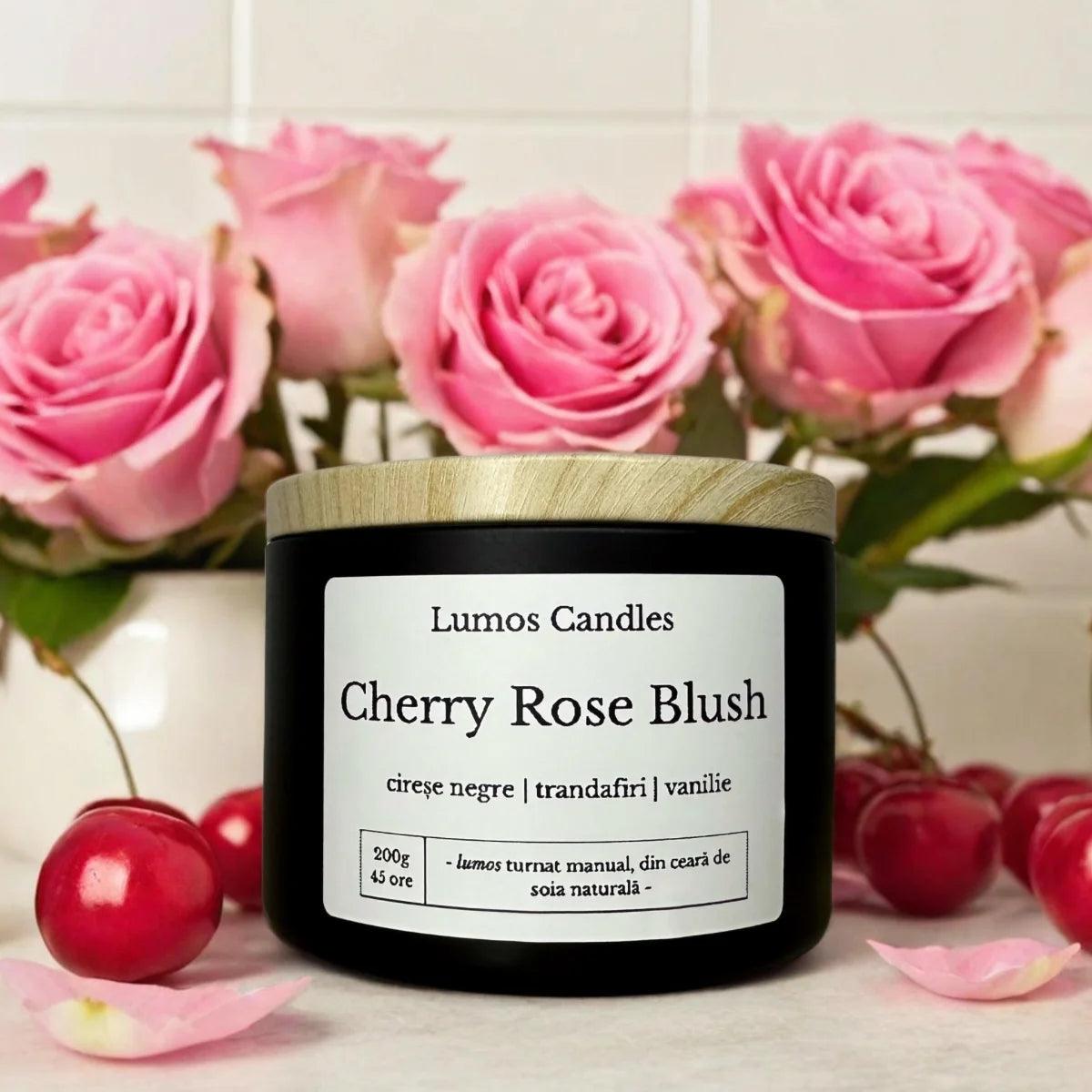 Lumânare parfumată Cherry Rose Blush 200g Lumos Candles cu arome de cireșe negre, trandafiri și vanilie - lumânare handmade din ceară de soia naturală, creată manual în România, 45 ore ardere, design elegant cu capac aspect de lemn
