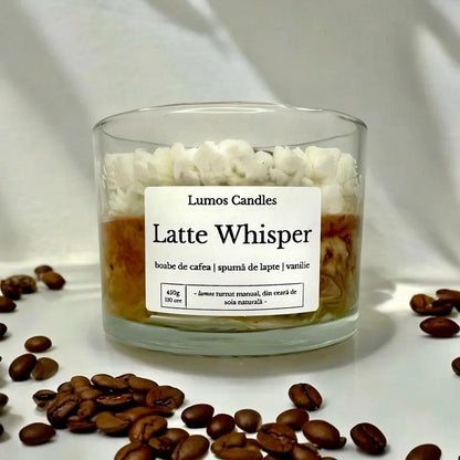 Lumânare parfumată Latte Whisper 450g Lumos Candles cu aromă de boabe de cafea, spumă de lapte și vanilie, decorată cu petale albe și înconjourată de boabe de cafea, turnată manual din ceară de soia naturală în România