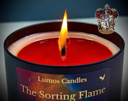 The Sorting Flame Gryffindor aprinsă - Lumânare Harry Potter ceară roșie crème brûlée rom caramel 200g handmade naturală Lumos Candles Romania
