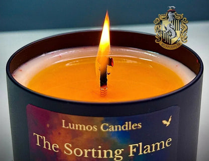 The Sorting Flame Hufflepuff aprinsă - Lumânare Harry Potter crème brûlée rom caramel 200g handmade naturală Lumos Candles Romania