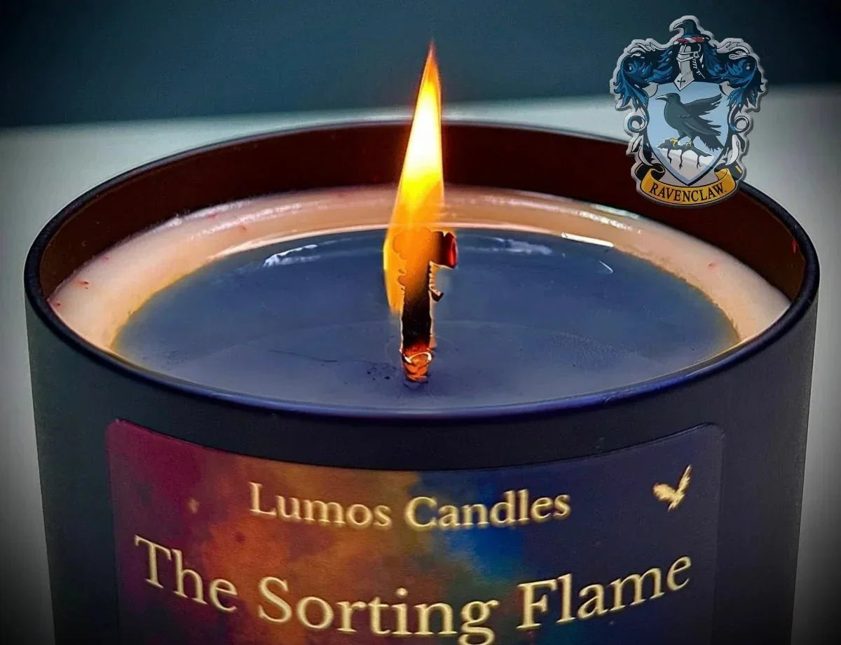 The Sorting Flame Ravenclaw aprinsă - Lumânare Harry Potter ceară albastră crème brûlée rom caramel 200g handmade naturală Lumos Candles Romania