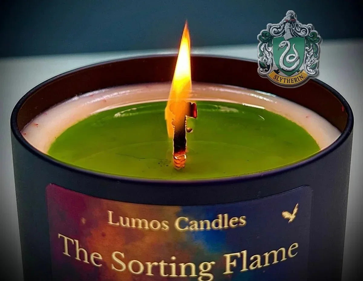 The Sorting Flame Slytherin aprinsă - Lumânare Harry Potter ceară verde crème brûlée rom caramel 200g handmade naturală Lumos Candles Romania